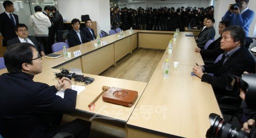 대한축구협회 기술위원회가 차기 대표팀 감독 선임과 관련해 애매모호한 입장을 밝혀 혼란이 가중되고 있다. 13일 파주NFC에서 첫 회의를 하는 황보관(왼쪽 아래) 기술위원장과 기술위원들.파주 ｜ 김종원 기자 won@donga.com 트위터@beanjjun