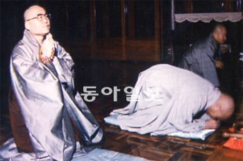 1994년 당시 총무원장 3선을 강행했던 의현 스님(왼쪽)이 4월 13일 오전 사퇴 의사를 밝히기에 앞서 측근들과 함께 서울 대각사 대웅전에서 아침예불을 올리고 있다. 동아일보DB