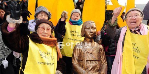 한국에서 “일본 사죄하라” 1000번째 일본군 위안부 문제 해결을 위한 정기 수요시위가 열린 14일 서울 종로구 중학동 주한 일본대사관 앞에서 길원옥(오른쪽), 김복동 할머니(왼쪽) 등이 위안부 소녀를 형상화한 평화비 앞에서 일본의 사과와 배상을 요구하고 있다. 양회성 기자 yohan@donga.com