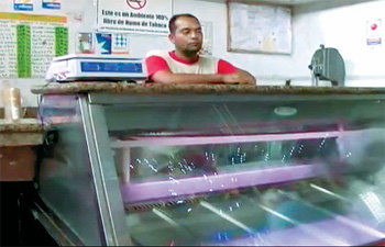 텅 빈 정육점 냉동고 베네수엘라 카라카스의 과이카이푸로 시장에 있는 정육점의 냉동고가 텅 비어 있다. 물가 상승을 억제하기 위해 정부가 가격상한제를 도입하자 식료품 생산업자들이 물품 공급을 대폭 줄이면서 빚어진 현상이다. 사진 출처 CNN 동영상
