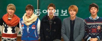 아이돌 그룹 ‘제국의 아이들’ 멤버 하민우 김태헌 케빈 정희철 문준영(왼쪽부터)이 ‘일일 마술사’로 여중생들을 만났다. 채널A 제공