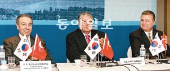 나지 사르바슈 주한 터키대사(가운데)가 15일 기자간담회에서 내년 여수세계박람회에 독립전시관을 세워 터키를 홍보하겠다고 밝히고 있다. 조영철 기자 korea@donga.com
