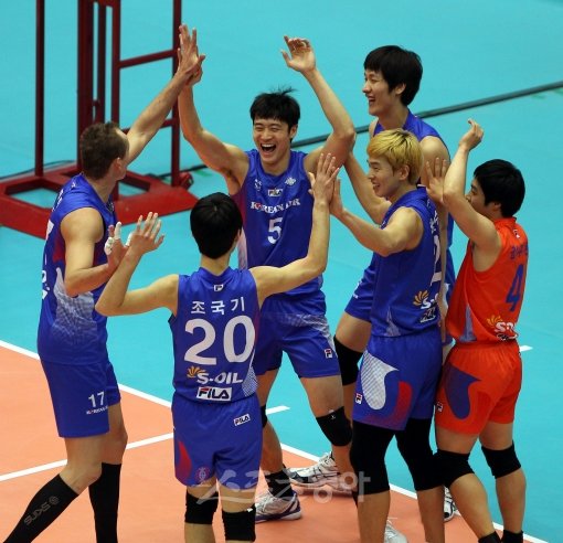 대한항공 선수들이 15일 성남 실내체육관에서 열린 V리그 남자부 3라운드 상무신협과 경기에서 승리한 뒤 함께 기뻐하고 있다.성남｜박화용 기자 inphoto@donga.com 트위터@seven7sola