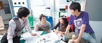 엔지니어링하우스(EH) 제도는 교수와 학생, 기업이 교육과 연구개발을 공동으로 진행하는 한국산업기술대의 독특한 공학교육 시스템이다. 디자인 분야의 한 EH에서 학생들이 토론하고 있는 모습. 한국산업기술대 제공