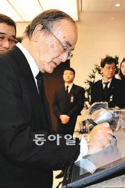 미무라 아키오 신일본제철 회장이 15일 서울 연세대 세브란스병원에 마련된 박태준 명예회장의 빈소를 찾아 방명록에 서명하고 있다. 사진공동취재단