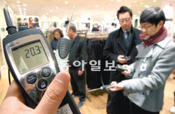 서울 중구청 직원들이 겨울철 전력 과다 사용 집중단속 첫날인 15일 서울 명동의 한 의류매장에서 실내온도를 측정하고 있다. 오차를 감안해 20.5도를 넘는 업소는 1차 경고
장을 받았다. 양회성 기자 yohan@donga.com