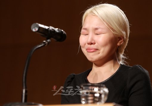 가수 알리가 16일 오후 서울 종로구 상명대학교 상명아트센터 콘서트홀에서 열린 새앨범 수록곡 '나영이' 곡 가사 논란 긴급 기자회견'에서 공식입장을 밝히고 있다. 국경원 기자 onecut@donga.com 트위터 @k1isonecu