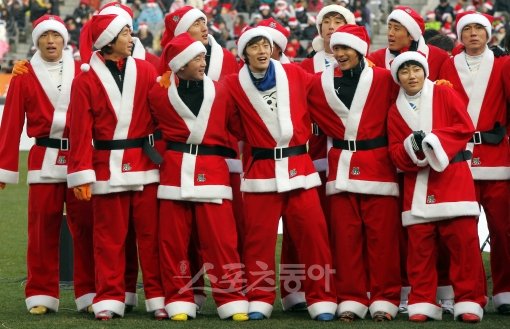 홍명보장학재단이 주최하는 자선 축구경기가 올해는 실내 풋살 형식으로 벌어진다. 사진은 작년 자선축구에서 선수들이 캐럴 부르기 세계 기네스 기록에 도전하는 모습. 스포츠동아DB