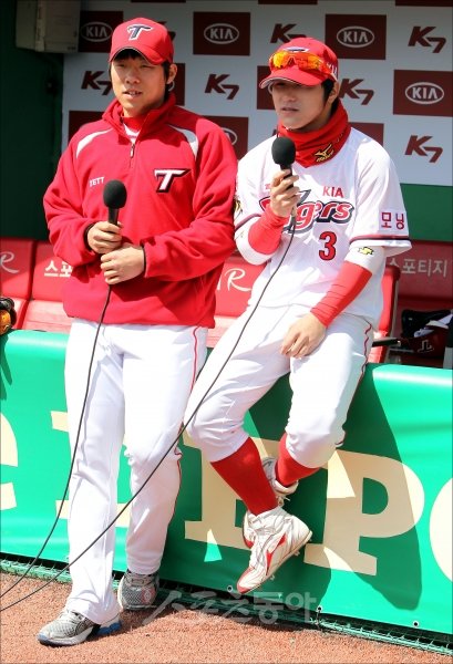 올 시즌 부상과 싸우며 준수한 성적을 함께 올린 KIA 안치홍(왼쪽)과 김선빈은 내년 함께 3할 타율과 골든글러브를 수상하자고 다짐했다. 스포츠동아DB