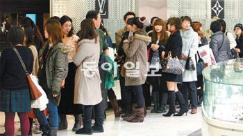 한국의 편리한 쇼핑환경은 외국인 관광객 유치의 일등공신이다. 한 백화점 명품매장 앞에 외국인 관광객들이 줄지어 서 있다. 동아일보DB