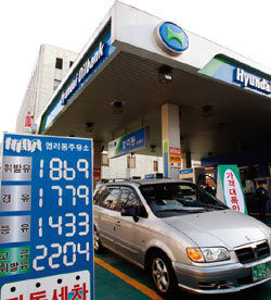 정부가 알뜰주유소를 도입하려 하자 주유소 업계는 생존권 위협이라며 강력하게 반발했다.