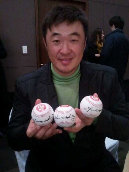 임경완이 트위터 인터뷰에 참여해 질문을 보내준 팬 3명에게 선물할 친필 사인볼을 들고 환한 미소를 짓고 있다. 사진 제공 ｜ SK 와이번스