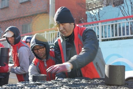 오릭스 이대호(오른쪽 끝)가 17일 자신의 팬클럽 회원들과 함께 부산 아미동 까치골목 일대에서 독거노인들을 위한 연탄배달을 하고 있다. 2006년부터 꾸준히 봉사활동을 펼쳐온 이대호는 “일본에 진출하는 내년에도 이 행사는 계속될 것”이라고 밝혔다. 사진 제공 ｜ 이대호 팬클럽