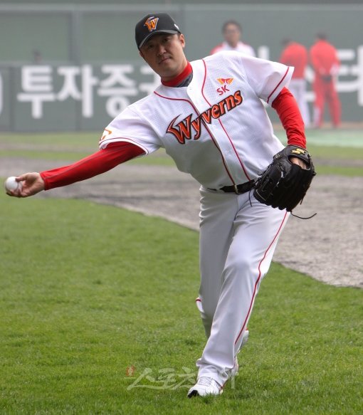 임경완은 14년간 함께 했던 롯데와 작별하고 SK 유니폼을 입었다. SK는 정대현이 메이저리그 문을 두드리자 임경완과 손을 
잡았다. 그리고 정대현은 미국 진출을 포기하고 롯데 유니폼을 입었다. 묘한 엇갈림. 그래서 올 겨울 임경완의 각오는 더 
특별하다. 스포츠동아DB