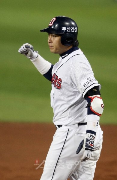 두산 주전 포수 양의지가 일본프로야구의 대표적 포수였던 이토 쓰토무를 만났다. 안방마님으로서 매년 발전을 거듭하고 있는 그가 이토 수석코치와 어떤 시너지 효과를 낼지 귀추가 주목된다. 스포츠동아DB