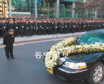 포스코 직원들, 마지막 길 배웅 그가 평생을 바친 포스코를 들르는 것을 마지막으로 박태준 포스코 명예회장은 영면에 들었다. 17일 박 명예회장의 시신을 실은 운구차가 1500여 직원의 배웅을 받으며 서울 강남구 대치동 포스코타워에서 영결식 장소인 서울 동작구 국립서울현충원으로 향하고 있다. 운구차 옆까지 나와 애도를 표한 이는 박한용 포스코 대표이사 부사장. 이종승 기자 urisesang@donga.com