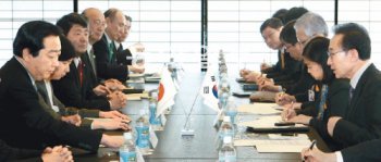 팽팽했던 60분 이명박 대통령(오른쪽)과 노다 요시히코 일본 총리(왼쪽)가 18일 일본 교토 영빈관에서 정상회담을 하고 있다. 이 대통령은 의미 있는 발언의 90%를 일본군 위안부 문제에 할애했다. 교토=김동주 기자 zoo@donga.com