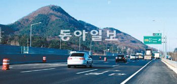 상습정체 구간인 남해고속도로 순천방향 함안고개. 21일 8차로 확장공사가 끝나면 이 구간도 차량 소통이 원활해질 것으로 전망된다. 강정훈 기자 manman@donga.com