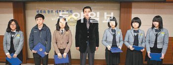 16일 경남 김해시청에서 열린 ‘2011 김해의 책’ 독후감쓰기대회에서 상을 받은 중고등부 부문 수상자들. 송유정 양(오른쪽)이 최우수상을 받았다. 김해시 제공