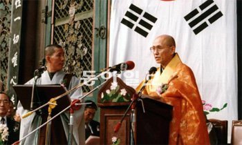 대한불교조계종 제28대 총무원장에 선출된 송월주 스님이 1994년 11월 서울 조계사에서 열린 취임 법회에서 종단 개혁과 화합을 다짐하고 있다. 송월주 스님 제공