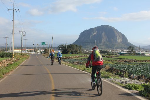 모슬포를 떠나 화순을 향하는 길. 우리가 가야할 코스는 불쑥 솟은 산방산이의 오른쪽으로 그곳엔 화순 금모래 해변이 펼쳐져있다.