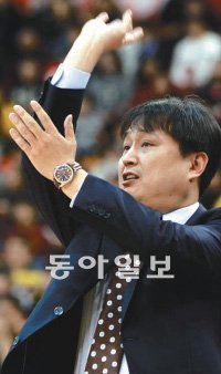 오랜 리빌딩 작업을 거쳐 올 시즌 프로농구에서 돌풍을 일으키고 있는 인삼공사 이상범 감독. 20년째 한 팀을 지키고 있는 이 감독은 선수들과의 활발한 소통, 기본기, 선후배 간의 예의를 강조한다. KBL 제공