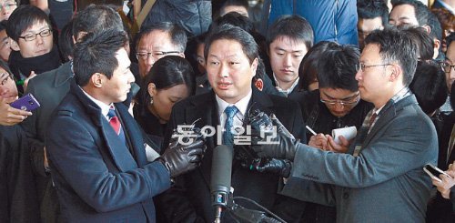 8년만에 또… 檢과 질긴 악연 거액의 비자금 횡령에 가담했다는 의혹을 받고 있는 최태원 SK그룹 회장(가운데)이 19일 오전 검찰 조사를 받기 위해 서울 서초구 서초동 서울중앙지검으로 들어서고 있다. 홍진환 기자 jean@donga.com