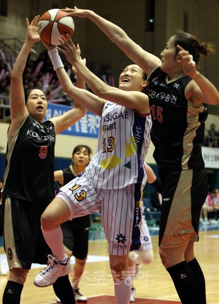 19일 경기도 구리실내체육관에서 열린 2011-2012여자프로농구에서 신세계의 김정은(가운데)이 KDB생명의 밀집수비를 뚫고 슛을 시도하고 있다. 구리｜박화용 기자 inphoto@donga.com 트위터 @seven7sola