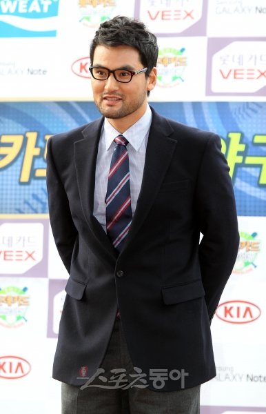 박찬호가 19일 한화와의 첫 협상에서 백지위임이라는 카드를 꺼내놓은 것은 한화의 활로까지도 마련해주는 명분과 실리를 모두 챙기는 묘수였다. 스포츠동아DB