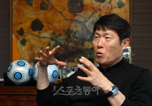 차범근 전 수원삼성 감독이 자신의 블로그를 통해 조광래 축구대표팀 감독 경질과 관련해 쓴소리를 했다. 황보관 기술위원장에 대한 실망의 목소리도 있었다. 스포츠동아DB