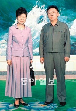 한나라당 박근혜 비상대책위원장(왼쪽)이 2002년 5월 15일 평양에서 김정일 국방위원장과 찍은 기념사진. 동아일보DB