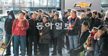 김정일 사망 소식에 쏠린 눈 김정일 북한 국방위원장의 사망 소식이 전해진 19일 오후 서울역 맞이방. 시민들이 TV 뉴스 속보를 진지하게 지켜보고 있다. 변영욱 기자 cut@donga.com