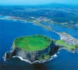 세계자연유산인 성산일출봉과 제주 해안. 사진  제공 제주도