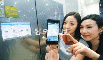 LG전자는 자사 스마트 냉장고에 ‘웹 오더링 시스템’을 넣어 주부들이 매장에 가지 않고도 냉장고 액정표시장치(LCD) 화면을 통해 홈플러스의 물품을 살 수 있게 했다. 스마트 냉장고에서 ‘LG 스마트 냉장고’ 앱을 내려받으면 문을 열지 않고도 냉장고 내부를 확인해 필요한 물품을 주문한 뒤 휴대전화로 결제한다. LG전자 제공