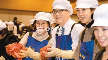 정지선 현대백화점그룹 회장(왼쪽에서 두 번째)은 19일 서울 현대백화점 목동점에서 열린 ‘제1회 현대백화점 사회공헌 고객 감사제’ 에서 총 2000kg 규모의 김장을 담가 이 회사가 후원하는 보육원에 전달하는 나눔행사에 참여했다. 현대백화점 제공