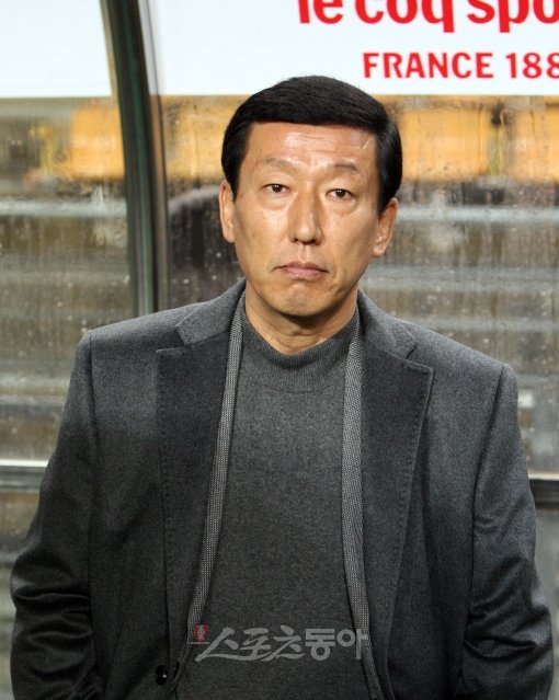 전북 현대 최강희(52) 감독이 축구대표팀 차기 사령탑으로 확정됐다. 최 감독은 전북을 최고 클럽으로 만들고 싶다며 협회 요청을 고사해왔지만 축구협회의 삼고초려를 받아들여 감독직을 수락했다. 스포츠동아DB