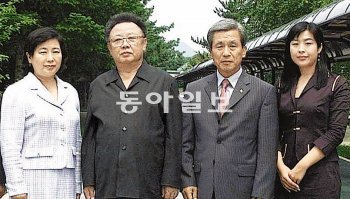 2005년 7월 백두산 관광사업을 논의하기 위해 방북한 현정은 현대그룹 회장(왼쪽)이 김정일 국방위원장과 나란히 기념촬영을 했다. 김 위원장 오른쪽은 김윤규 전 현대아산 부회장과 현 회장의 장녀인 정지이 현대유엔아이 전무. 동아일보DB