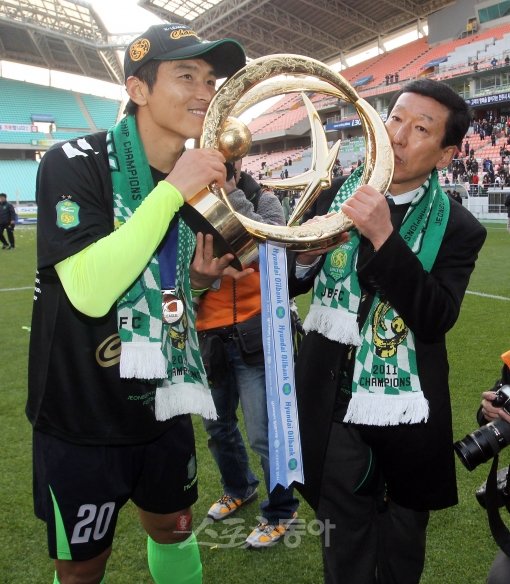 2009 시즌에 앞서 전북 현대에 둥지를 튼 이동국(왼쪽)은 최강희 감독을 만나면서 부활에 성공했다. 이동국과 최 감독이 K리그 챔피언 트로피에 입을 맞추며 기쁨을 나누고 있다. 스포츠동아 DB
