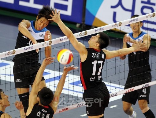 현대캐피탈 윤봉우(왼쪽)가 21일 천안유관순체육관에서 열린 상무신협과의 경기에서 강민웅의 블로킹을 피해 스파이크를 하고 있다. 천안 ｜ 김종원 기자 won@donga.com 트위터 @beanjjun