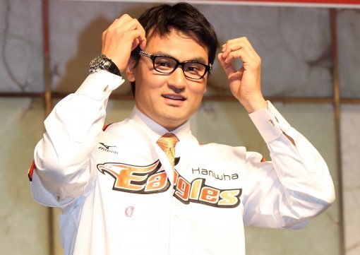 20대 초반 시속 160km의 공을 던졌던 박찬호도 내년 한국 나이로 마흔이 된다. 만 43세까지 현역으로 뛰었고, 투수 부문 
역대 최고령 기록을 대부분 갖고 있는 송진우 한화 투수코치는 박찬호에게 “구속 증가보다 유지가 더 중요하다”고 
조언했다. 김종원 기자 won@donga.com 트위터 @beanjjun