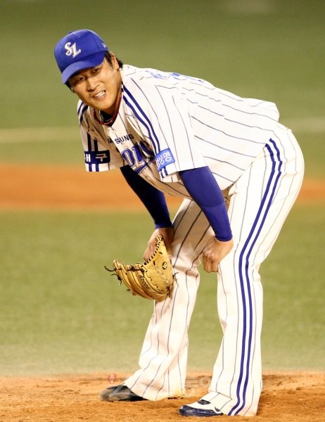 야간경기가 많은 프로야구선수는 대부분 늦게 자고 늦게 일어나는 올빼미 생활을 한다. 그러나 삼성 마운드의 든든한 맏형 정현욱은 매일 오전 7시에 훈련을 시작하며 일찌감치 내년 시즌을 준비하고 있다. 스포츠동아DB