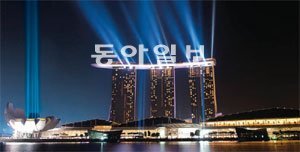 야간 유람선을 타면 마리나베이샌즈의 야경 조명 쇼를 즐길 수 있다. 마리나베이샌즈 제공