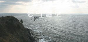 김포국제공항에서 비행기로 1시간 10분이면 닿을 수 있는 일본 쓰시마 섬에서는 일본 전통의 신사 등 이국적인 장면을 만끽할 수 있다. 기암절벽과 쪽빛 바다를 만날 수 있는 ‘쓰쓰자키’ 해안. 하나투어 제공