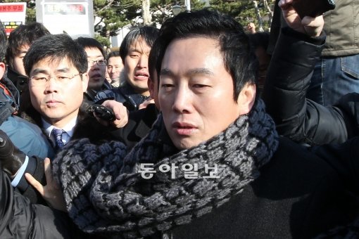 22일 오전 서울 서초구 서초동 대법원 앞에서 선고 후 정봉주 전 의원이 민주당 
안민석 의원과 함께 차량으로 이동하고 있다. 양회성 기자 yohan@donga.com