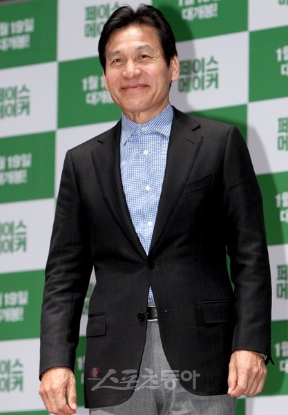 지난 20일 서울 롯데시네마 건대입구점에서 열린 영화 ‘페이스메이커’ 제작보고회에서 배우 안성기가 포즈를 취하고 있다. 임진환 기자 photolim@donga.com 트위터@binyfafa