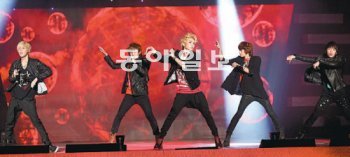 제1회 한국음악저작권대상 시상식에서 공연하는 남성 아이돌그룹 샤이니. 채널A 제공