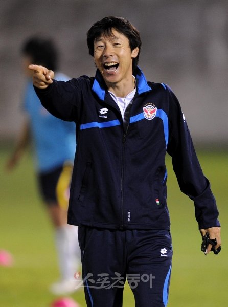 신태용 감독이 마침내 성남과 3년 재계약에 합의했다. 신 감독은 K리그 최고 대우를 약속받은 것으로 알려진다. 스포츠동아DB
