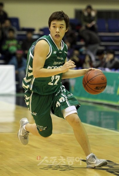 22일 원주치악체육관에서 열린 2011-2012 프로농구 리그 1위 원주 동부 대 8위 서울 SK 경기에서 원주 동부의 안재욱. 원주｜김종원 기자 won@donga.com 트위터 @beanjjun