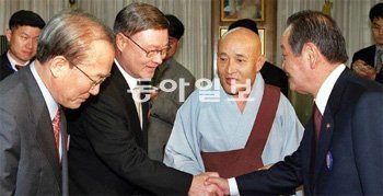 2001년 조계종 총무원장이던 정대 스님(오른쪽에서 두 번째)이 부처님 오신 날을 맞아 종단을 방문한 3당 대표들과 인사를 나누고 있다. 동아일보DB