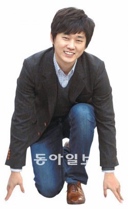 잘나가는 프로게이머에서 스포츠마케터로 변신한 서지훈 씨가 22일 서울 종로구 청계천변 산책로에서 육상 스타트 자세를 취하며 힘찬 출발을 다짐하고 있다. 이종승 기자 urisesang@donga.com